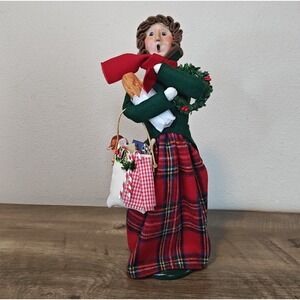Byers Choice Traditional Shopper Caroler '05 Woman Red Plaid Skirt Green Coat 13